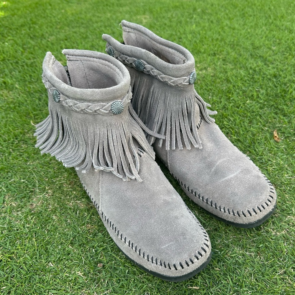 Minnetonkaa Gray Suede Moccasin Booties with Fringe and Metal Studs Size 6